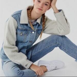BDG two to Tango denim and sherpa trucker jean jacket size medium